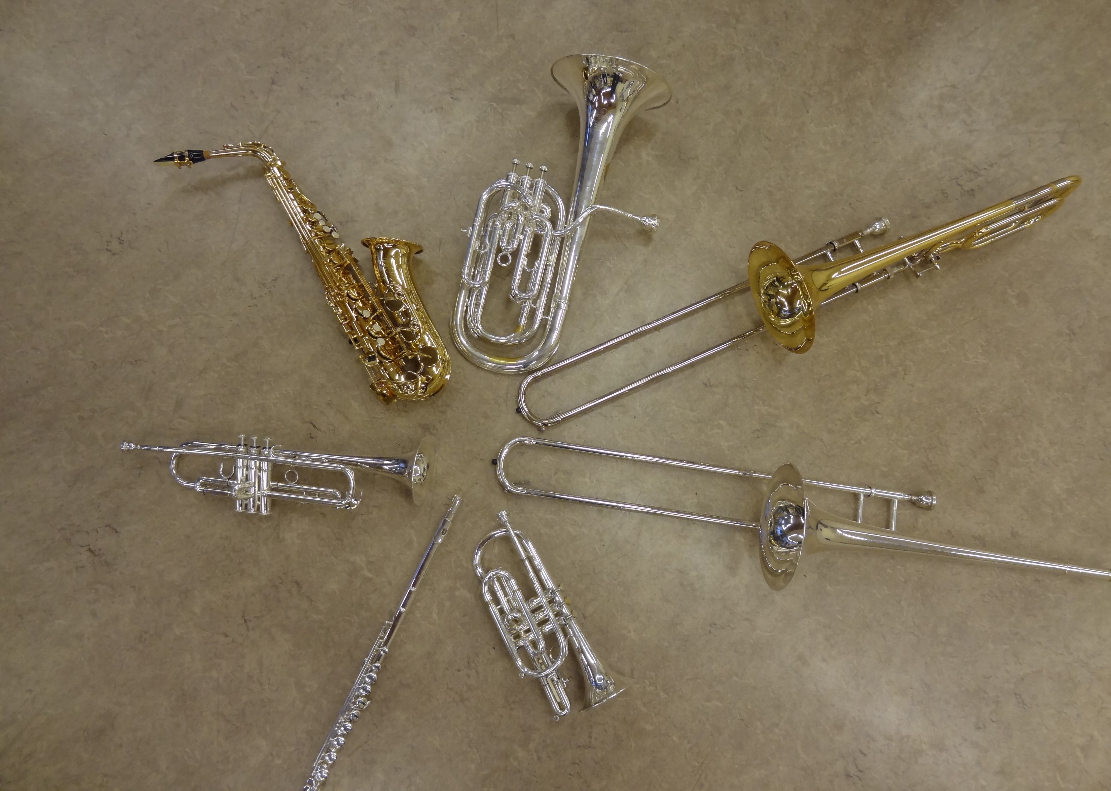 Blasinstrumente kennenlernen und ausprobieren