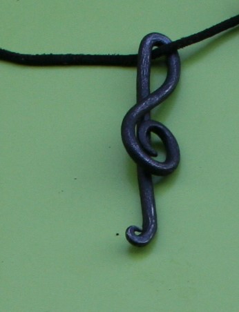 4.-Oberstufe Violinschlüssel als Anhänger.JPG